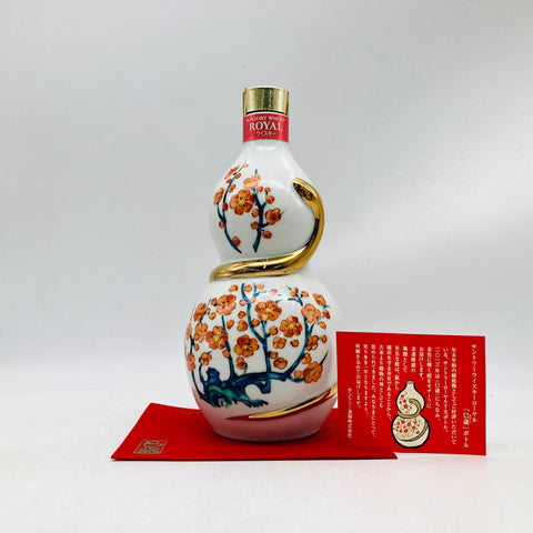 「サントリー ローヤル 巳歳ボトル（2025年限定陶器ボトル）、43％、蛇と四季の花柄のデザイン、重厚なローヤルの甘味と樽香」