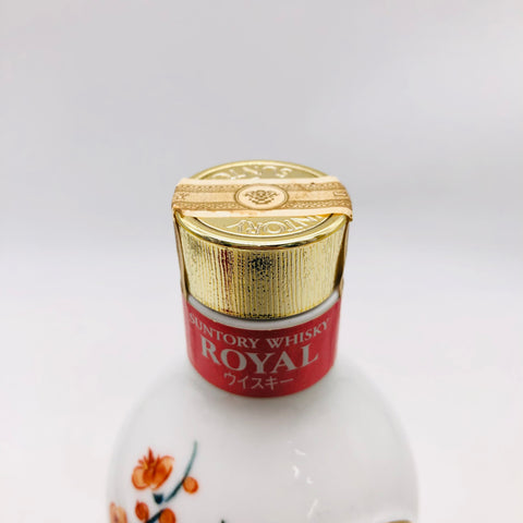 「サントリー ローヤル 巳歳ボトル（2025年限定陶器ボトル）、43％、蛇と四季の花柄のデザイン、重厚なローヤルの甘味と樽香」