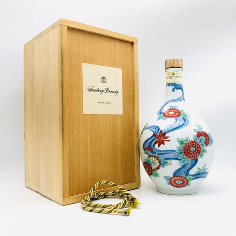 サントリー ブランデー 染錦菊水文 700ml 有田焼陶器ボトル、菊と流水文様、40度、国産古酒ブランデー