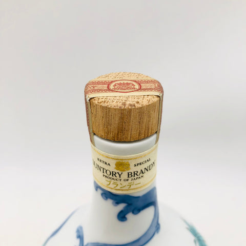 サントリー ブランデー 染錦菊水文 700ml 有田焼陶器ボトル、菊と流水文様、40度、国産古酒ブランデー