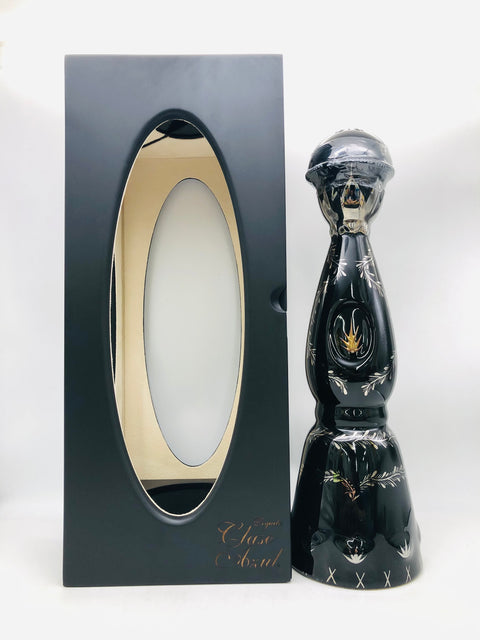 クラセアスール・テキーラ・ウルトラ 750ml、黒地に24Kゴールドとプラチナ装飾の陶器ボトル入り、長期熟成による濃厚で複雑な味わいのプレミアムテキーラ