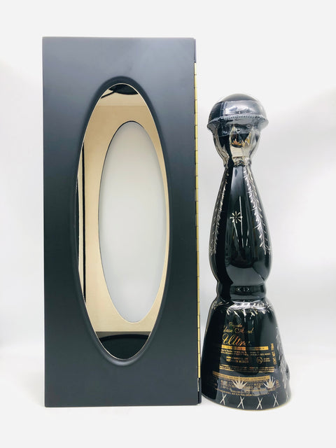 クラセアスール・テキーラ・ウルトラ 750ml、黒地に24Kゴールドとプラチナ装飾の陶器ボトル入り、長期熟成による濃厚で複雑な味わいのプレミアムテキーラ