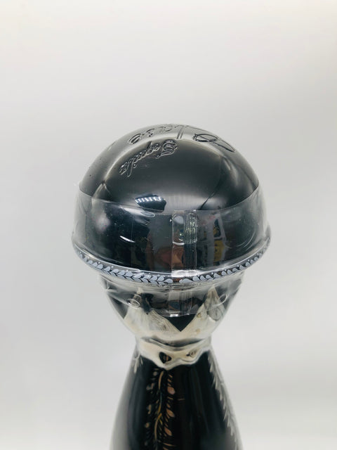 クラセアスール・テキーラ・ウルトラ 750ml、黒地に24Kゴールドとプラチナ装飾の陶器ボトル入り、長期熟成による濃厚で複雑な味わいのプレミアムテキーラ