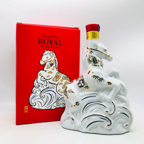 サントリー ローヤル 干支ボトル 午歳 2026 陶器ボトル 600ml　箱とボトルの裏面画像