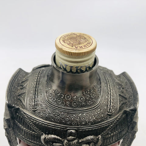 ニッカ G&G 白鉄キャップ 戦国武将 鎧兜 760ml キャップ上部画像