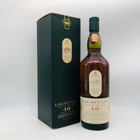 ラガヴーリン16年1000mlのアイラシングルモルト。強烈なピート香と16年熟成の深いコクが楽しめる大容量ボトル。箱とボトルの正面画像