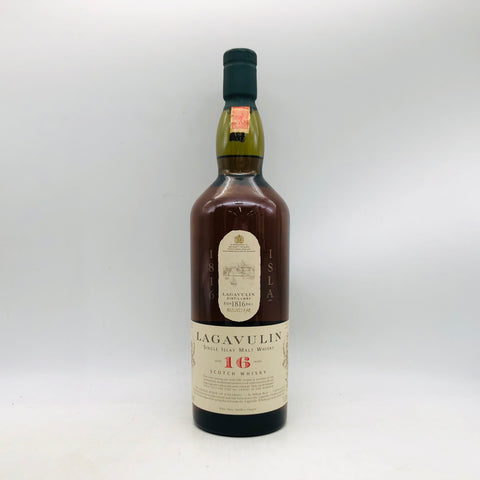 ラガヴーリン16年1000mlのアイラシングルモルト。強烈なピート香と16年熟成の深いコクが楽しめる大容量ボトル。ボトル単体の正面画像