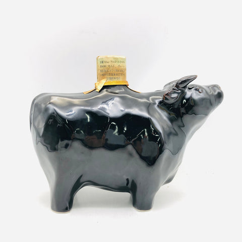 サントリーオールド丑歳干支陶器ボトル 700ml。干支を纏う、日本の心と味わい — 丑歳の縁起ウイスキー。　