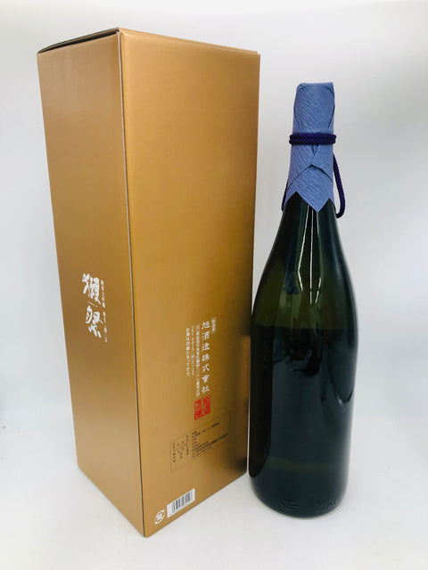 獺祭 純米大吟醸 磨き二割三分 一升瓶 1800ml。極限まで磨いた山田錦の優美な香りとシルキーな味わいを堪能できる逸品をリンクサス酒販でお求めください