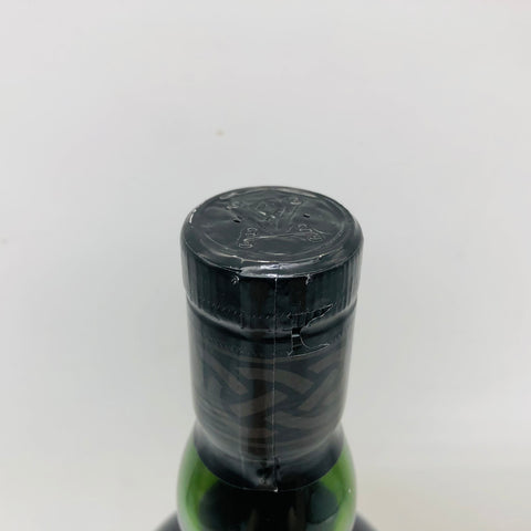 アードベッグ 10年 カスクストレングス 700ml。ピートと潮煙が炸裂する、圧巻のカスクストレングス