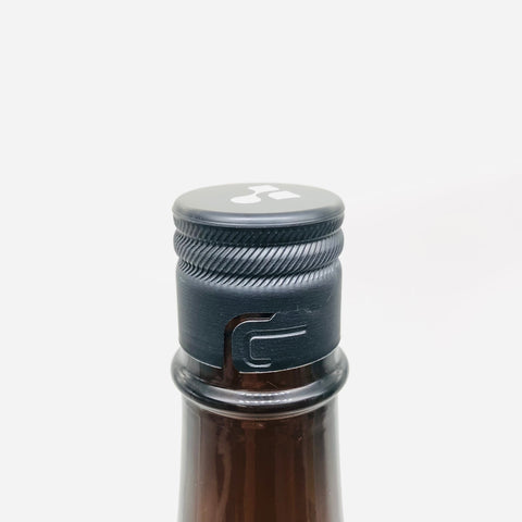 而今 純米吟醸 八反錦 火入 1800ml 最新詰、青リンゴ香と爽やかな酸味が特徴の日本酒。洗練されたラベルデザイン