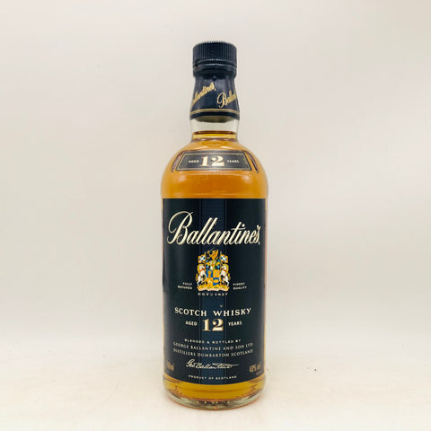 バランタイン 12年 700ml。華やかな香りと滑らかな味わいが魅力の12年熟成スコッチ