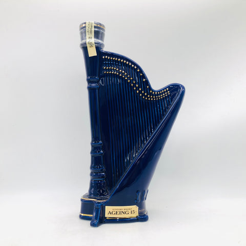 サントリーハープ型ボトル 500ml。楽器の美しさを映す、遊び心ある限定ボトル。