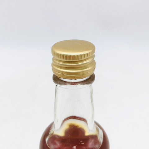 ワイルドターキー黒ラベル旧 50ml。力強さを宿した、往年のバーボン魂。 