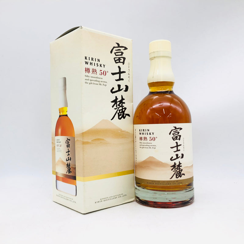 KIRIN 富士山麓 樽熟50度 600mlの白キャップとラベルの琥珀色のウイスキー