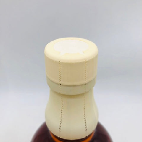 KIRIN 富士山麓 樽熟50度 600mlの白キャップとラベルの琥珀色のウイスキー