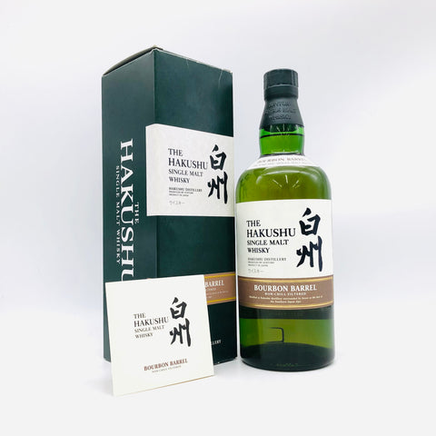 サントリー白州シングルモルトウイスキー バーボンバレル、緑箱と共に映る濃厚な琥珀色の日本製ウイスキー