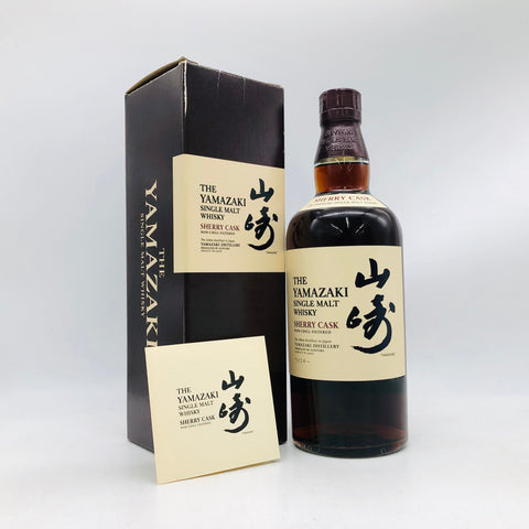 サントリー山崎シングルモルトウイスキー シェリーカスク、黒箱と共に映る濃厚な琥珀色の日本製ウイスキー