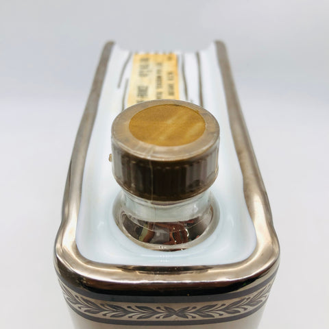 銀色の本型ボトルが印象的なカミュ ナポレオンブランデー、700mlの限定デザインボトル、キャップ上部の画像