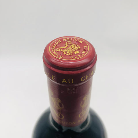 シャトー・ムートン・ロートシルト2005年の赤ワイン。濃厚な果実味と樽香が調和した格付一級のプレミアムボトル。キャップ上部画像