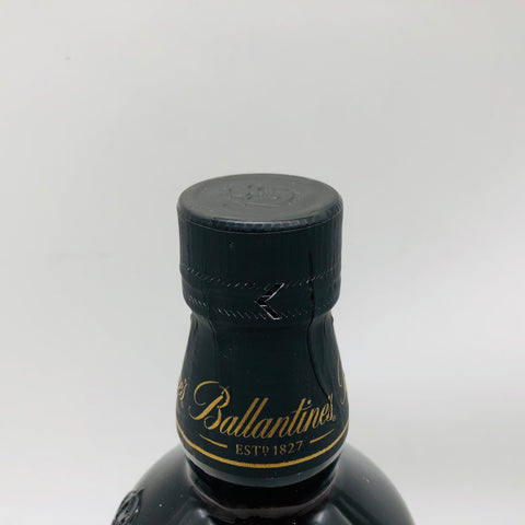バランタイン クリスマス リザーブ 700ml。冬の夜を華やかに彩る、甘美なクリスマス限定スコッチ。