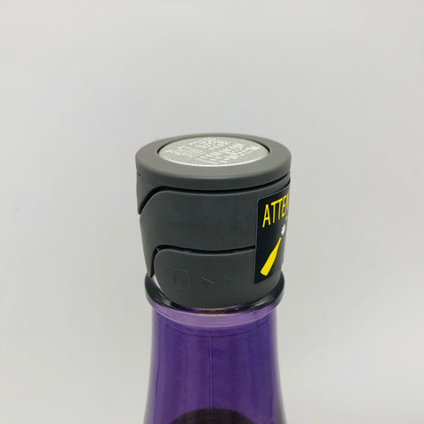 風の森 未来予想酒Ⅲ －時の重なり三重奏－ 720ml、奈良・油長酒造25周年記念酒。甕仕込みと樽熟成、古酒が重なる黄金色の濃厚で芳醇な日本酒のキャップ上部画像