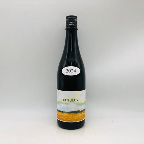 阿部酒造 REGULUS 2024 720ml、新潟県柏崎市産の白麹仕込み日本酒。リンゴやマスカットの香りと爽やかな酸味が特徴のモダンなボトルデザインのボトル正面画像