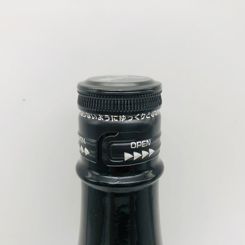 阿部酒造 REGULUS 2024 720ml、新潟県柏崎市産の白麹仕込み日本酒。リンゴやマスカットの香りと爽やかな酸味が特徴のモダンなボトルデザインのキャップ上部画像