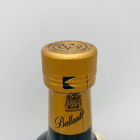バランタイン 30年 ベリーオールド 旧ボトル 700ml、スコットランド産ブレンデッドスコッチ。蜂蜜やドライフルーツ香が漂う重厚で上品な一本のキャップ上部画像