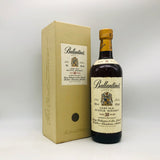 バランタイン 30年 ベリーオールド 旧ボトル 700ml、スコットランド産ブレンデッドスコッチ。蜂蜜やドライフルーツ香が漂う重厚で上品な一本のギフト箱とボトルの正面画像