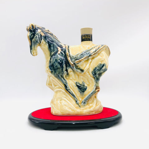 サントリー ローヤル 干支ボトル 午 2014年 台座あり 600ml。12年熟成の華やかさ、午の干支を象った特別ボトル 