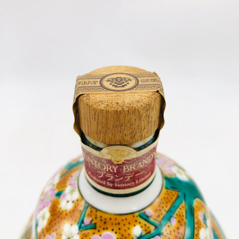 サントリー 2000 九谷焼吉田屋風紅白梅文瓢形瓶 ブランデー 600ml、鮮やかな紅白梅文様の九谷焼ボトルに芳醇な熟成ブランデーを詰めた限定品。