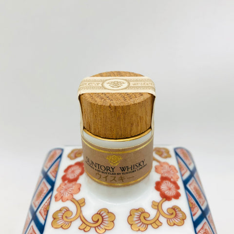 サントリー 有田焼 古伊万里手染錦牡丹鳳凰絵 1992 初期 600ml、豪華な有田焼ボトルに熟成ウイスキーを詰めた限定品。