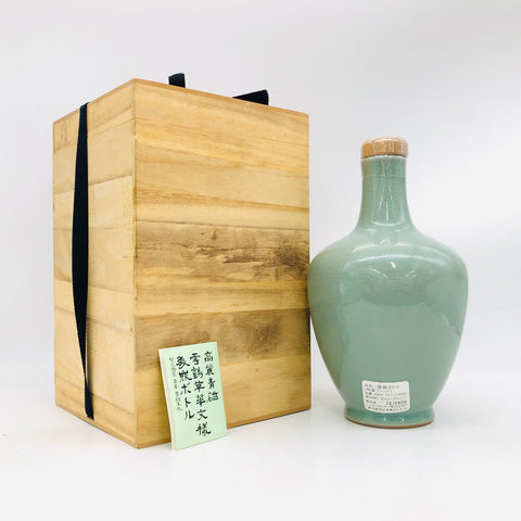 ニッカ 高麗青磁 雲鶴草華文様 象嵌ボトル 青峯 660ml、上品な青磁ボトルに芳醇な熟成ウイスキーを詰めた限定品。