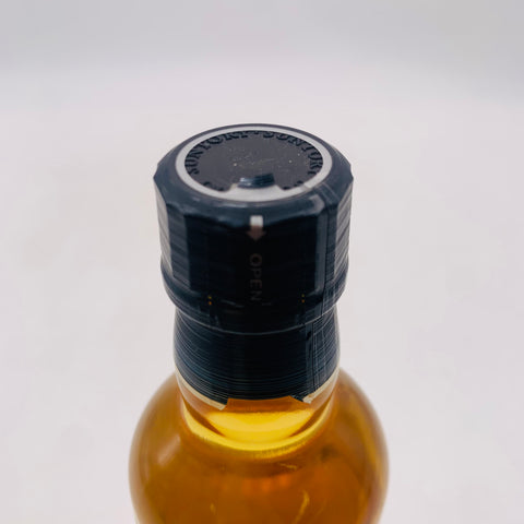 サントリー 知多 ベビーボトル 180ml。手軽に楽しむ、知多の上品なグレーンウイスキー。