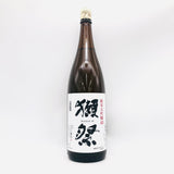 獺祭 純米大吟醸45 1800ml、アルコール度数15.5%、箱なし。白地に大きく「獺祭」の文字が描かれたシンプルで洗練されたラベルが特徴の日本酒