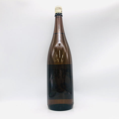 獺祭 純米大吟醸45 1800ml、アルコール度数15.5%、箱なし。白地に大きく「獺祭」の文字が描かれたシンプルで洗練されたラベルが特徴の日本酒