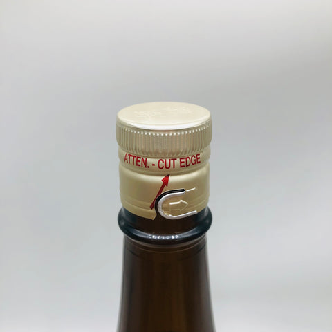 獺祭 純米大吟醸45 1800ml、アルコール度数15.5%、箱なし。白地に大きく「獺祭」の文字が描かれたシンプルで洗練されたラベルが特徴の日本酒