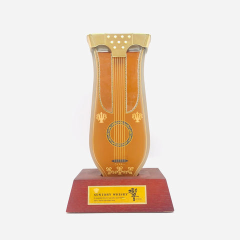 サントリー響 楽器ボトル リラギタ 600ml。音楽を奏でる美しいボトルに詰めた、まろやかな響の逸品。