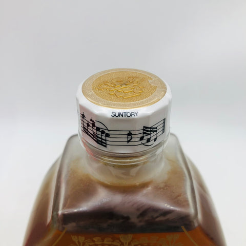 サントリー響 楽器ボトル リラギタ 600ml。音楽を奏でる美しいボトルに詰めた、まろやかな響の逸品。