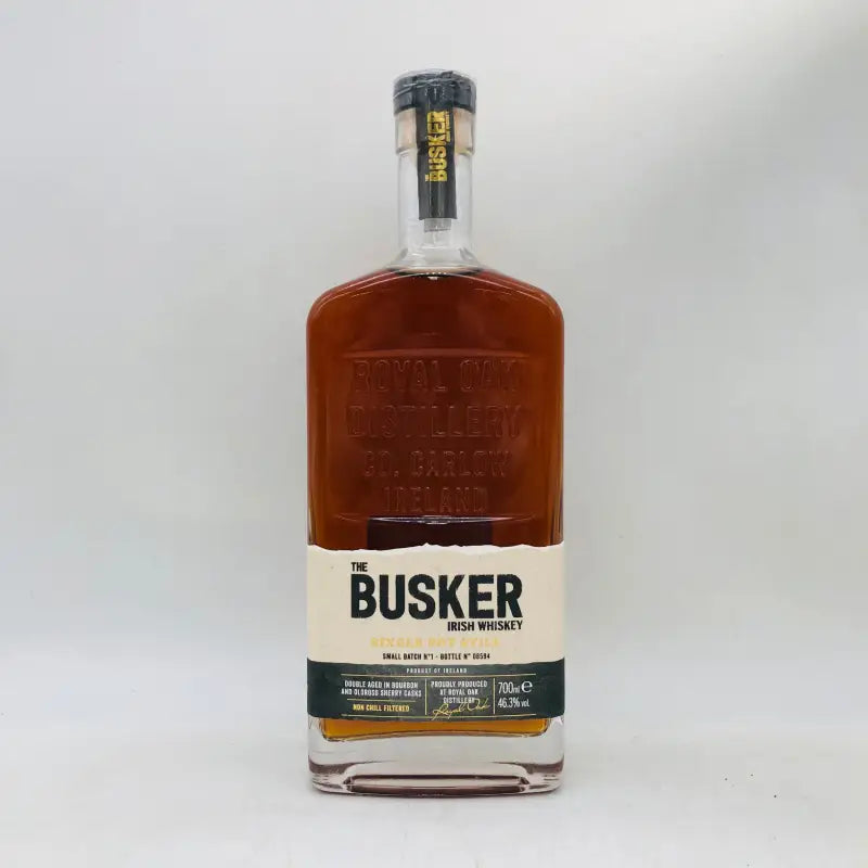 バスカー スモールバッチ シングルポットスチル 700mlの琥珀色のウイスキーのボトル