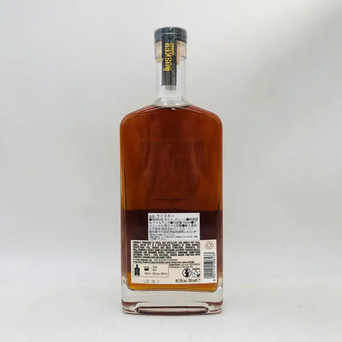 バスカー スモールバッチ シングルポットスチル 700mlの背面ラベルのある琥珀色のボトル