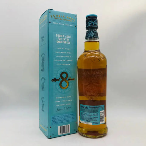 ダルウィニー8年スコッチウイスキーとターコイズの箱の画像。