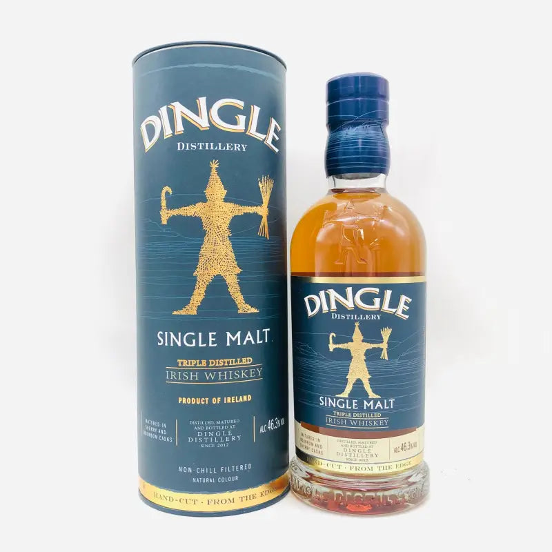 ディングルシングルモルト46.3度700mlのボトルと円筒型パッケージ。