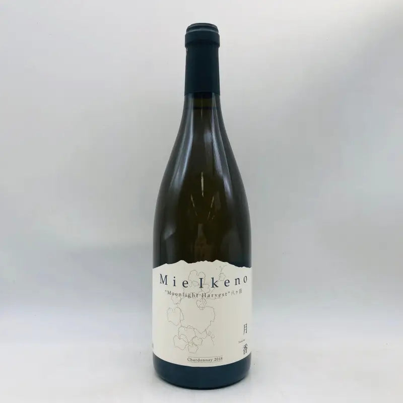 ドメーヌ ミエ イケノ シャルドネ 2018 月香 750mlの白ラベルとダークトップのボトル
