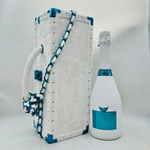 ホワイトとブルーのワイントートとエンジェルシャンパンロゼのボトル