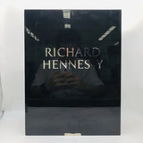 Richard Hennessyのメタリック文字の黒いサインがあるブランデーボトル。