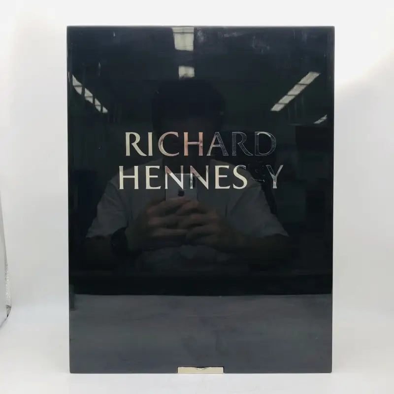 Richard Hennessyのメタリック文字の黒いサインがあるブランデーボトル。