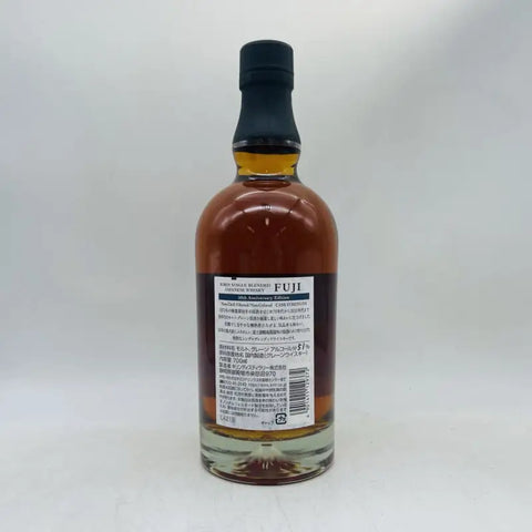 富士ウイスキーの瓶、琥珀色の液体、KIRIN 50周年記念モデル700ml。