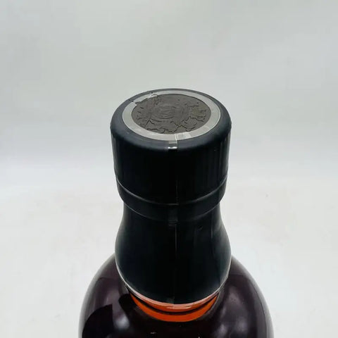 黒キャップと円形金属シールのボトルがKIRIN富士ウイスキーを表現。